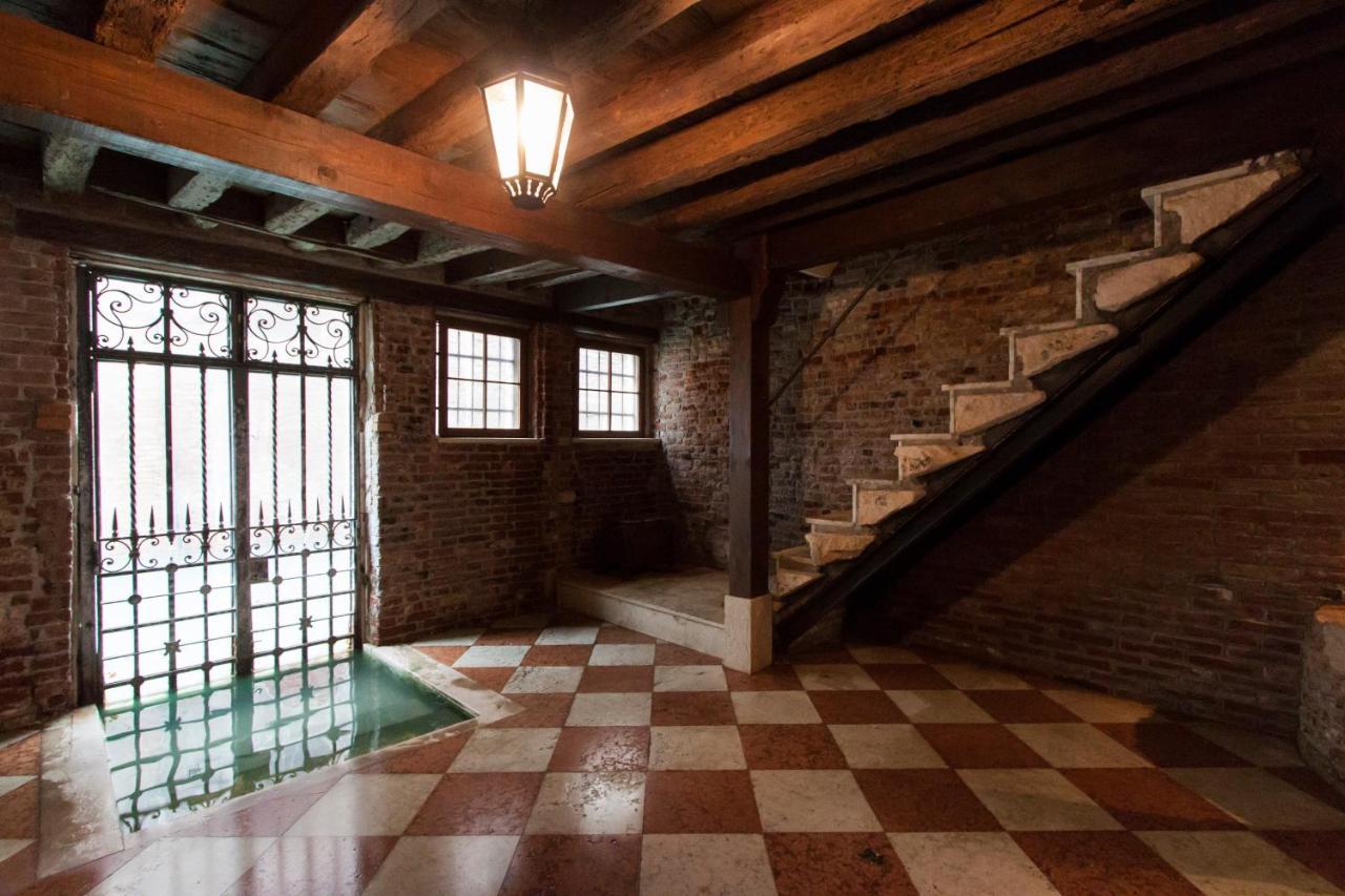 Explore Venice From A Sophisticated Hideaway In San Polo Экстерьер фото