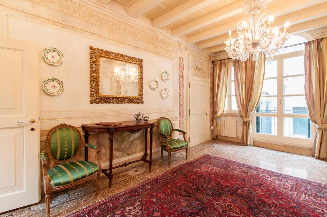 Explore Venice From A Sophisticated Hideaway In San Polo Экстерьер фото