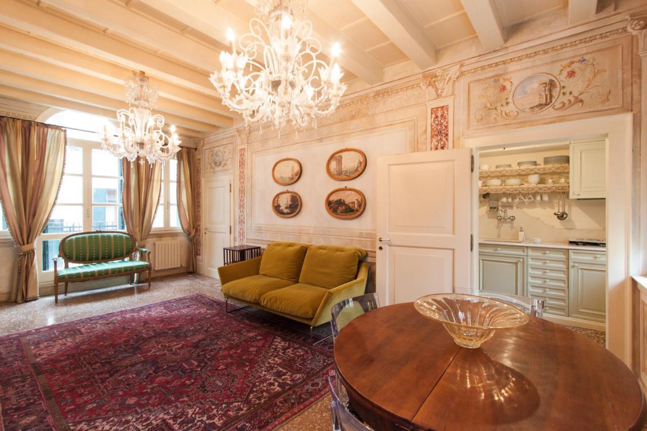Explore Venice From A Sophisticated Hideaway In San Polo Экстерьер фото