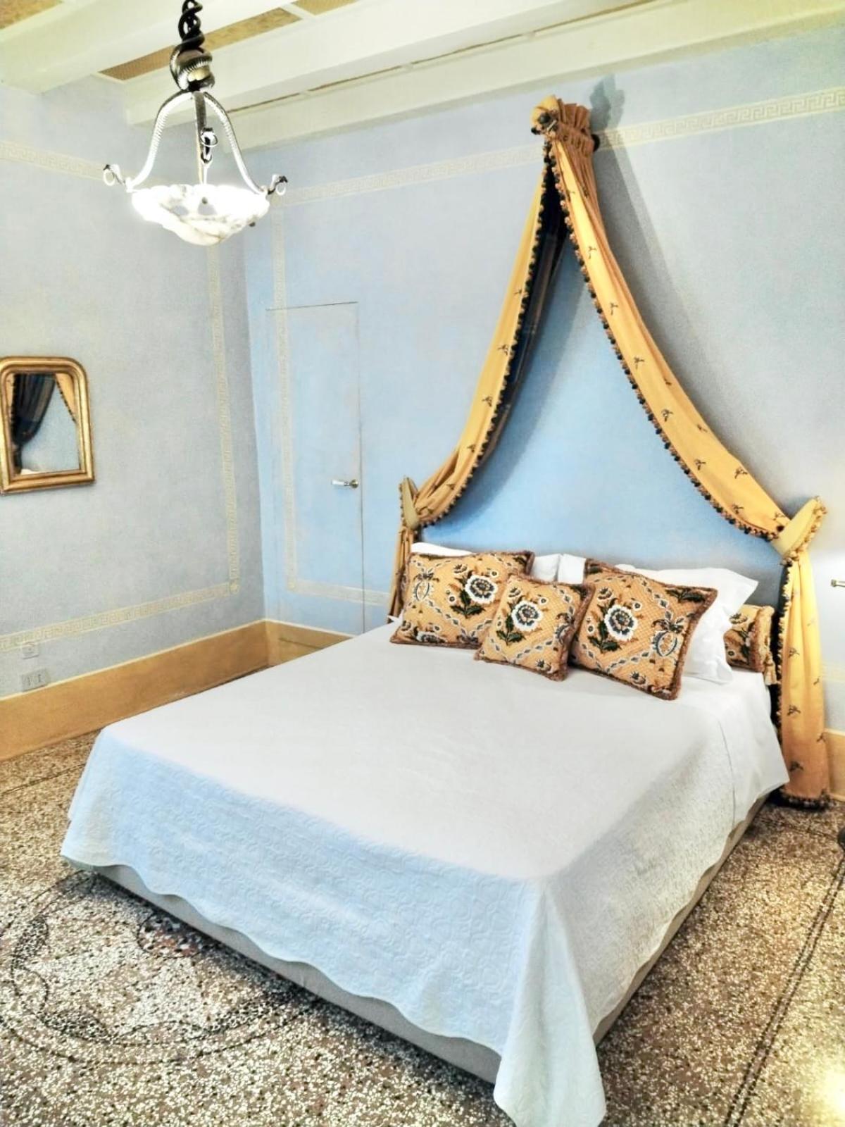 Explore Venice From A Sophisticated Hideaway In San Polo Экстерьер фото